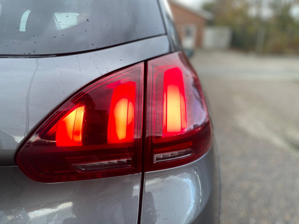 Peugeot 2008 1,6 BlueHDi 100 Selection Sky 5d