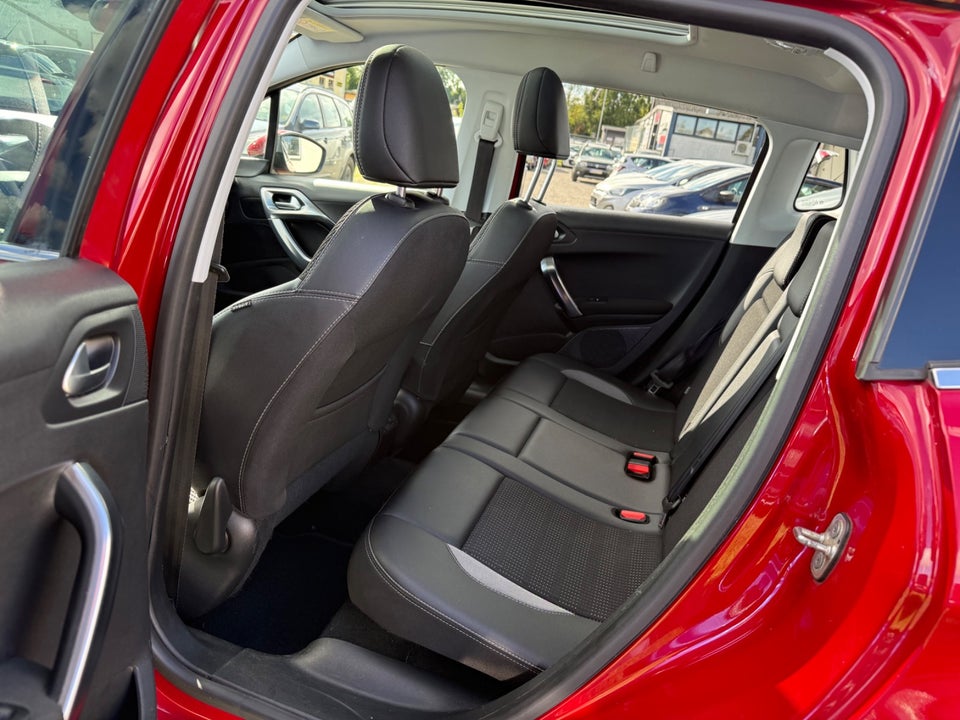 Peugeot 2008 1,2 e-THP 110 Allure Sky EAT6 5d