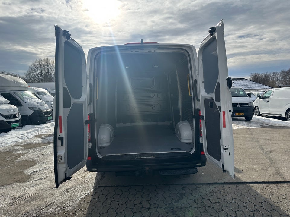 VW Crafter 35 2,0 TDi 140 Kassevogn L3H2 aut.