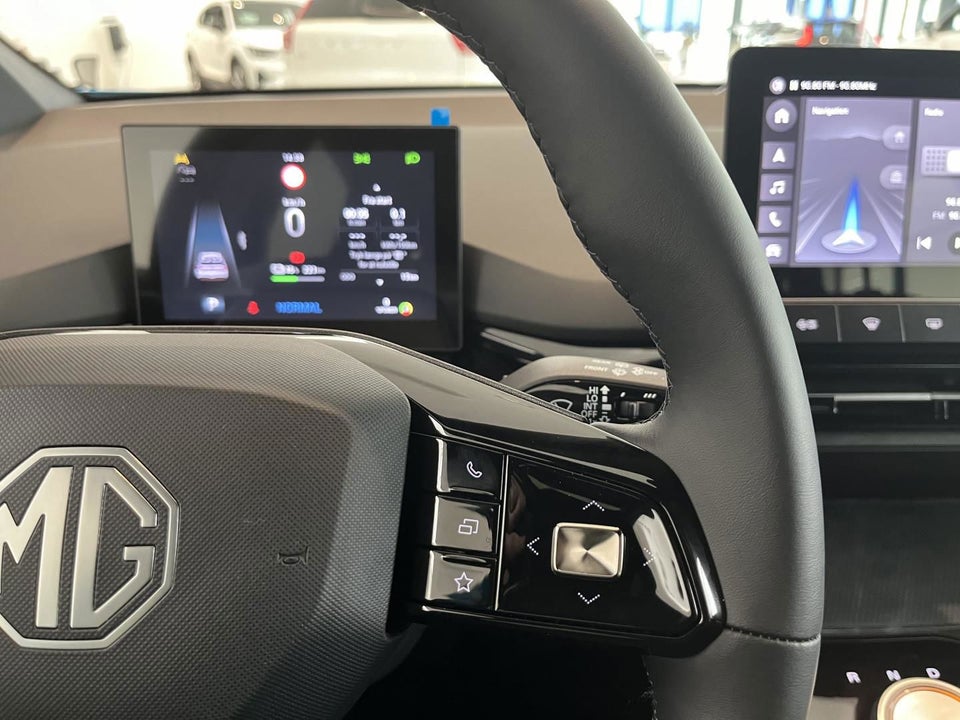 MG 4 77 Luxury Extended Range 5d