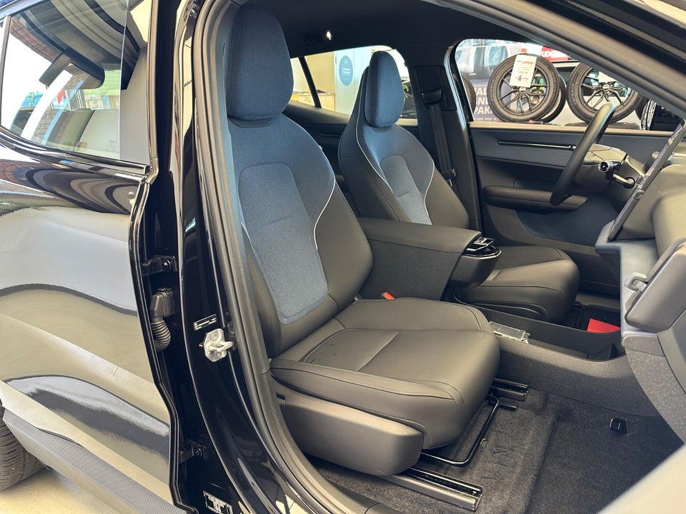 Volvo EX30 Extended Range Plus 5d