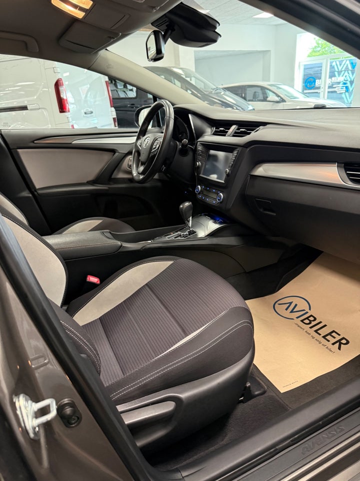 Toyota Avensis 1,8 VVT-i T2 Premium Touring Sports MDS 5d