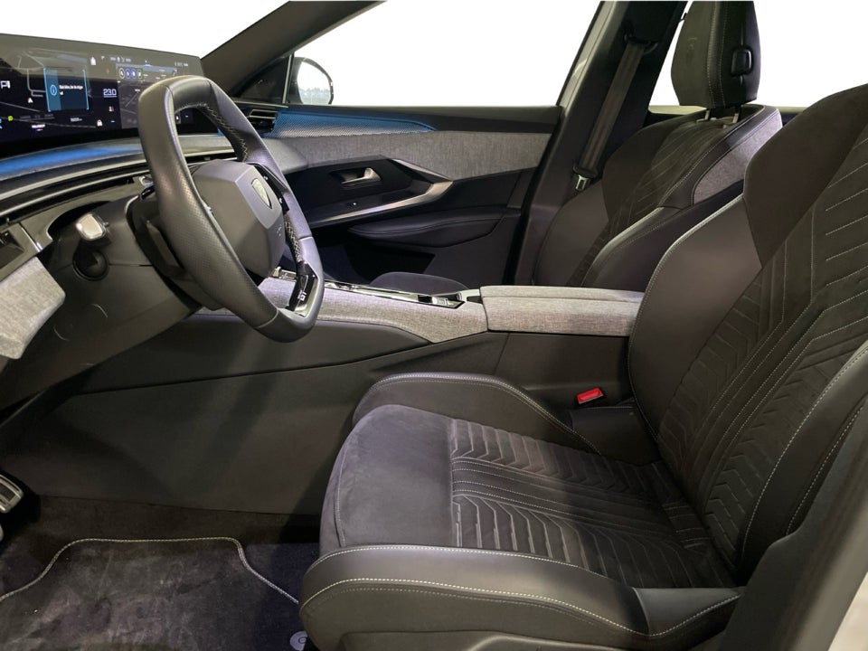 Peugeot e-3008 77 GT Pack 5d