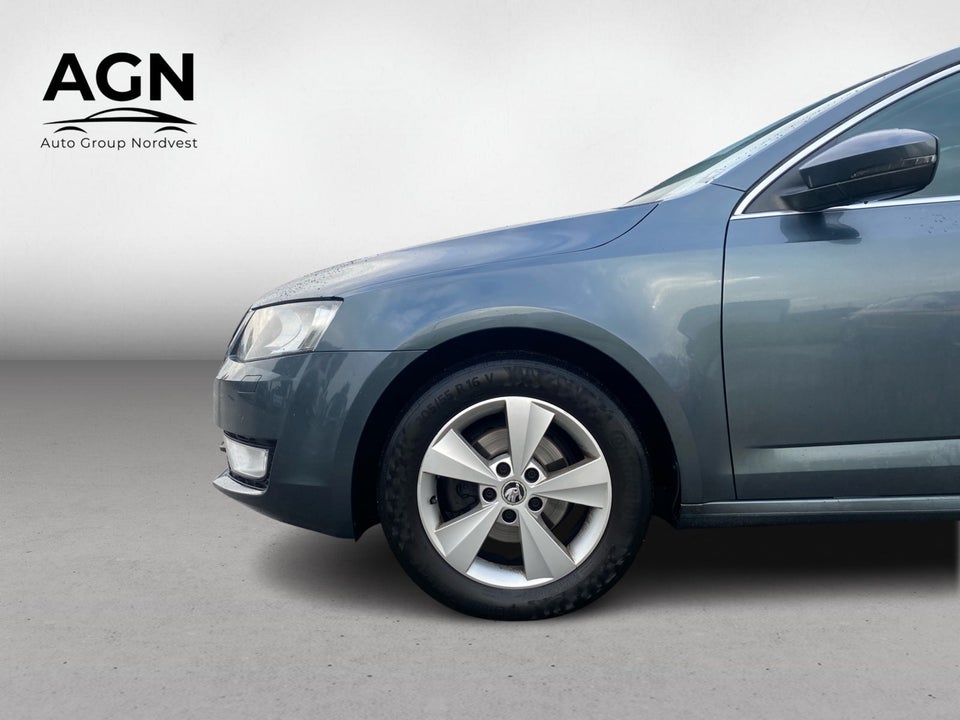 Skoda Octavia 1,6 TDi 105 Elegance Combi 5d