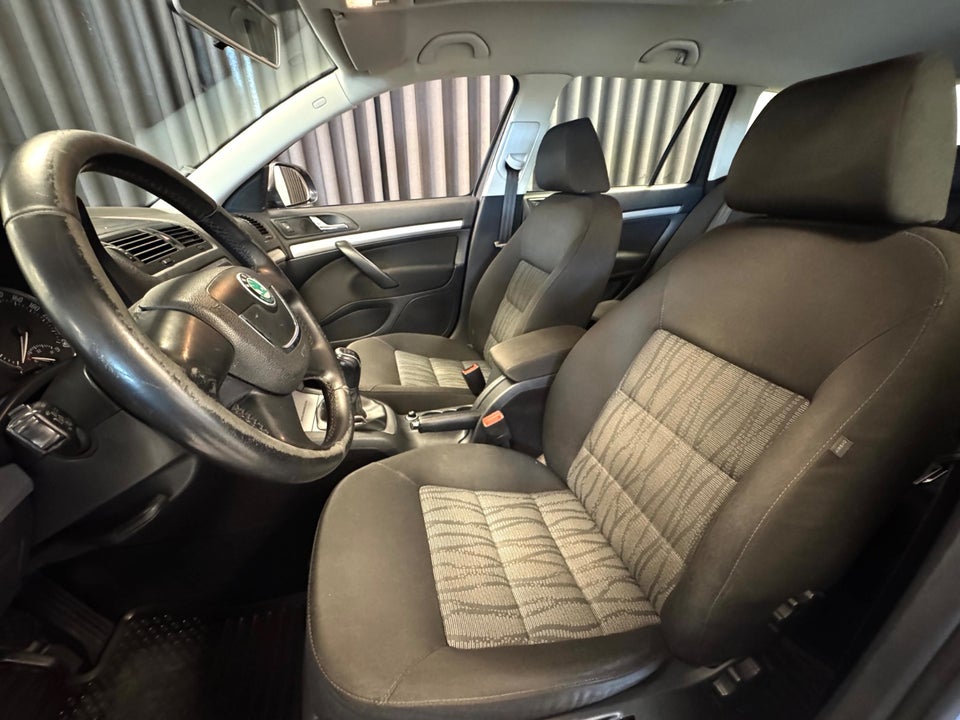 Skoda Octavia 1,6 TDi 105 Ambiente Combi 5d
