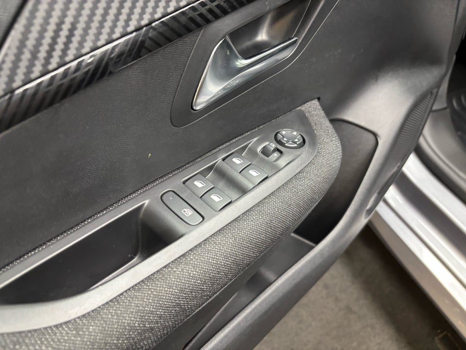 Peugeot e-208 50 Style 5d