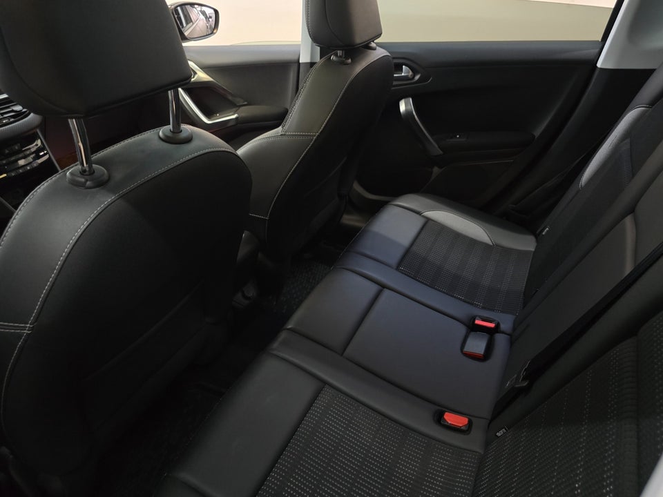 Peugeot 2008 1,2 e-THP 110 Desire Sky 5d