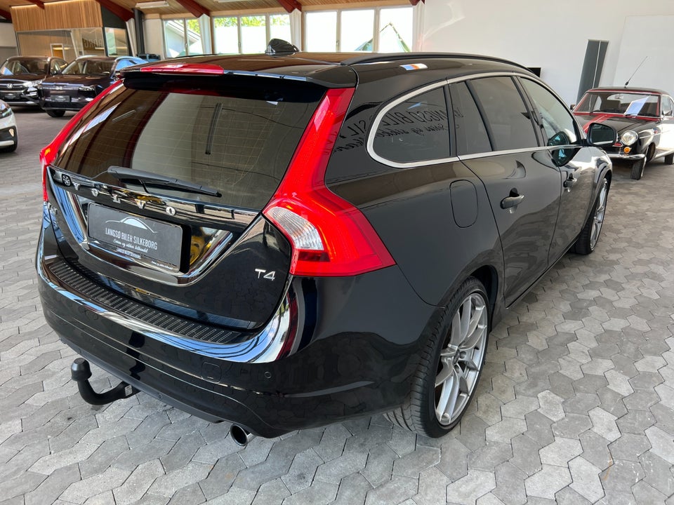 Volvo V60 2,0 T4 190 Momentum aut. 5d