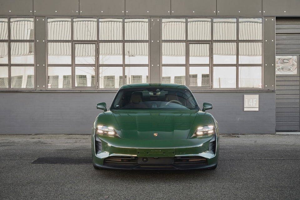 Porsche Taycan GTS Performance+  4d