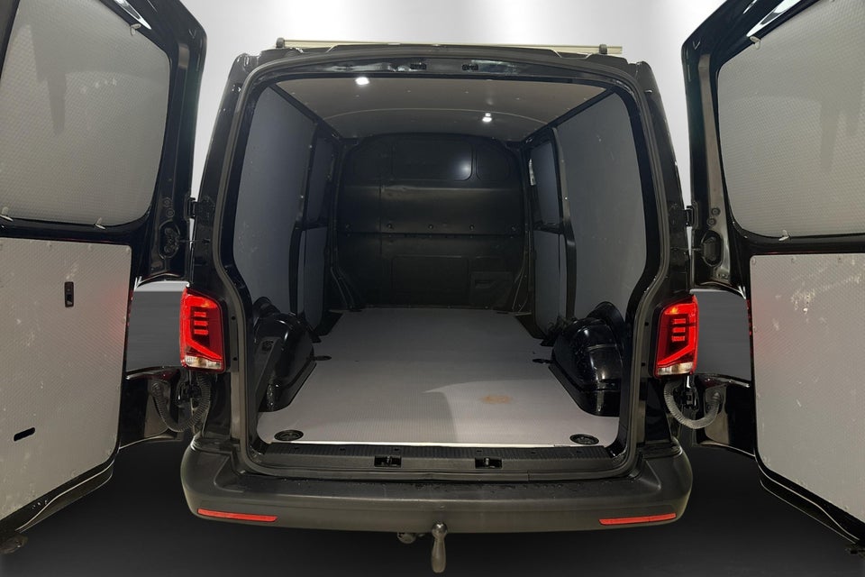 VW Transporter 2,0 TDi 110 Kassevogn lang