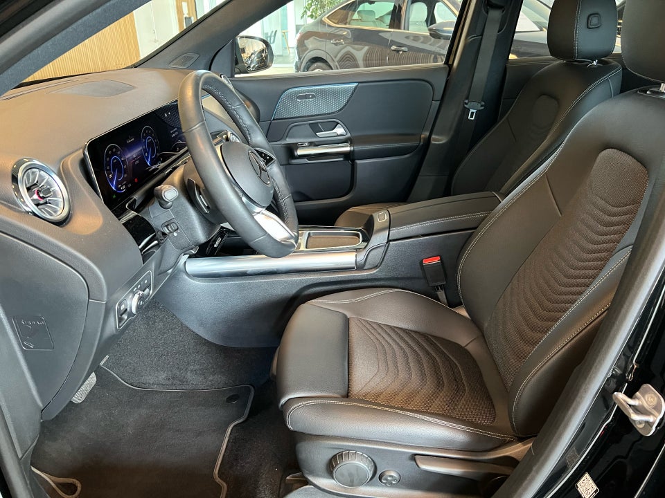 Mercedes EQA300 Progressive 4Matic 5d