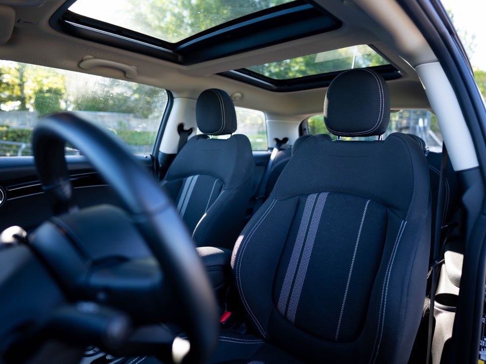 MINI Cooper SE Essential 3d