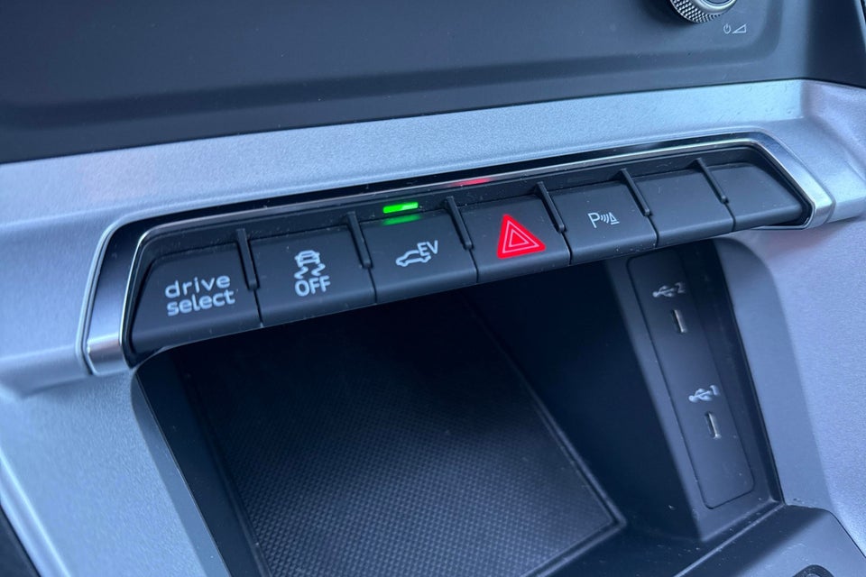 Audi Q3 45 TFSi e Attitude plus S-tr. 5d