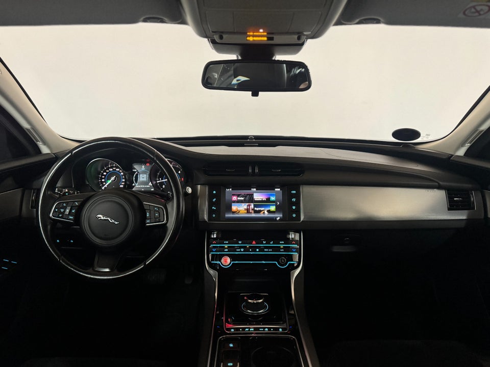 Jaguar XF 2,0 D180 Prestige aut. 4d