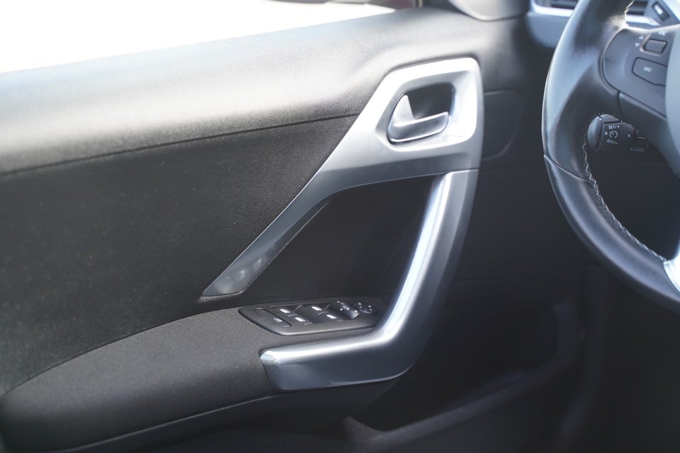 Peugeot 2008 1,5 BlueHDi 100 Prestige Sky 5d