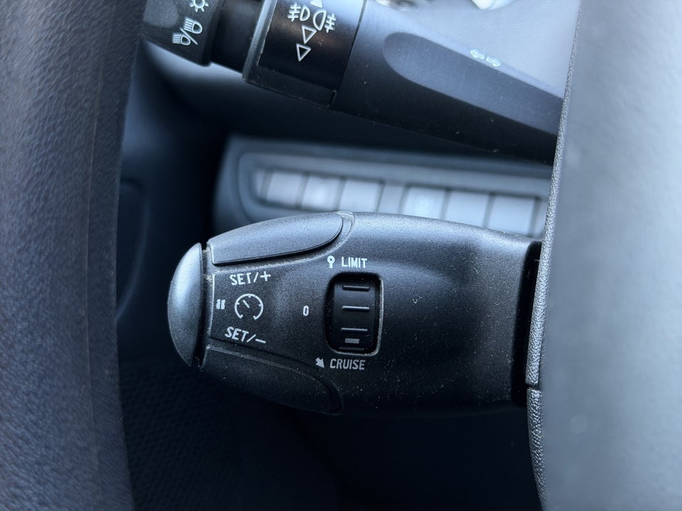Peugeot 208 1,2 VTi Allure Sky 5d