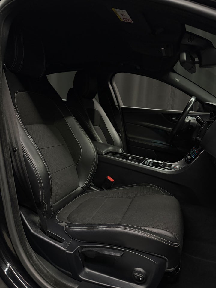 Jaguar XE 2,0 D180 R-Sport aut. 4d