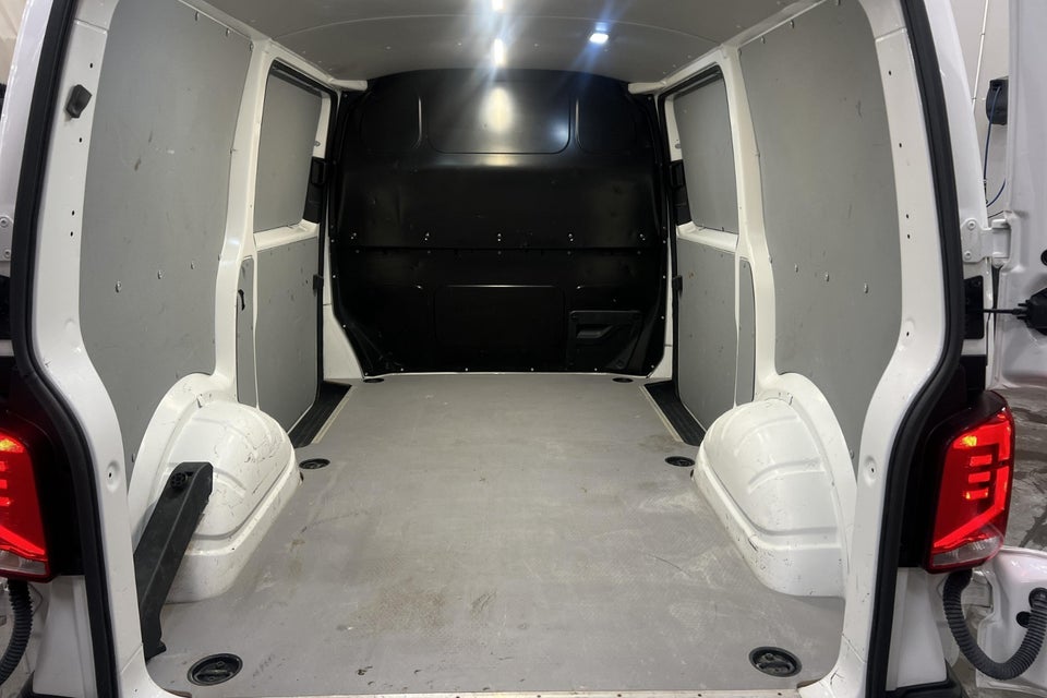 VW Transporter 2,0 TDi 150 Kassevogn DSG kort