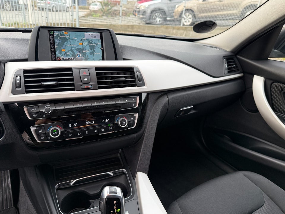 BMW 320i 2,0 Touring aut. 5d