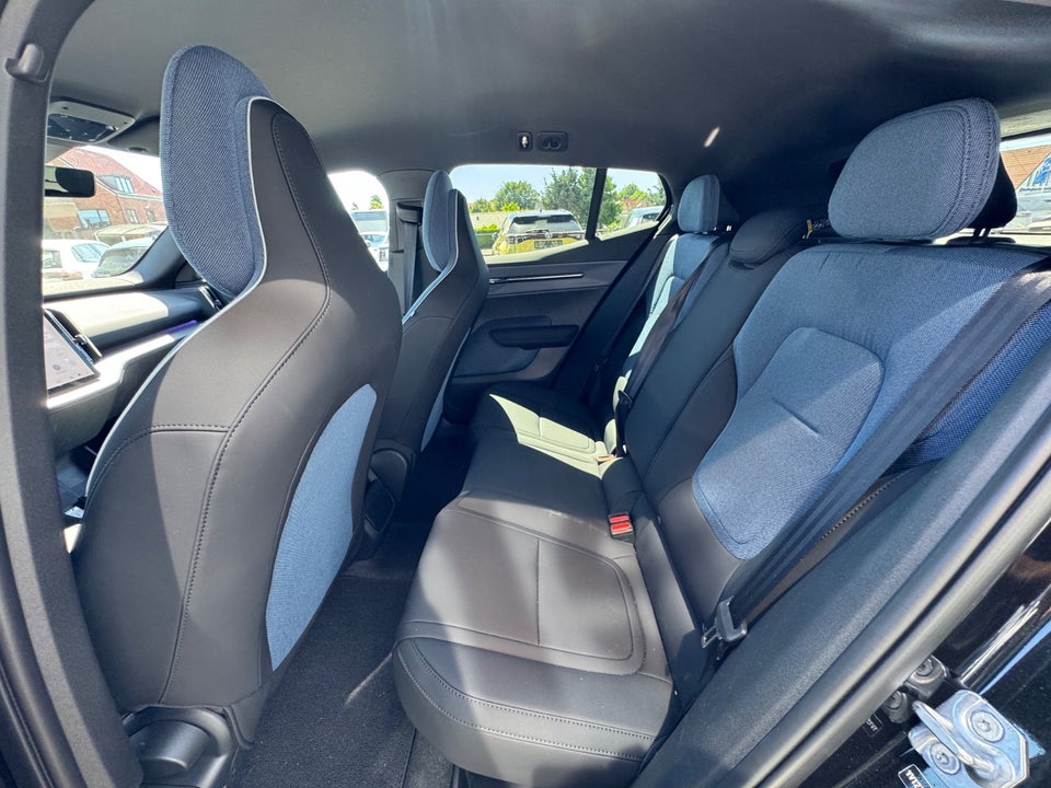 Volvo EX30 Extended Range Black Edition 5d