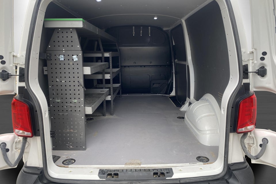 VW Transporter 2,0 TDi 110 Kassevogn lang