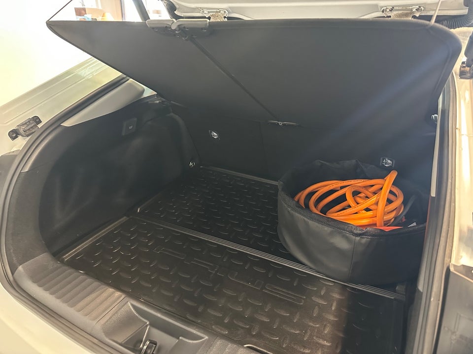 Toyota Prius 2,0 Plug-in Hybrid Elegant 5d