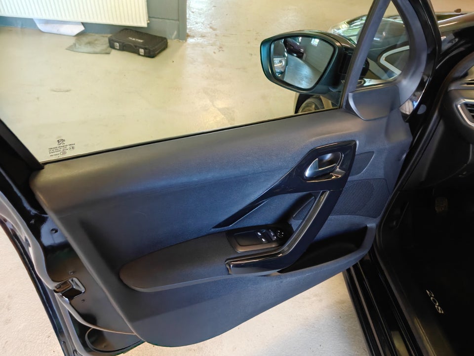 Peugeot 208 1,2 VTi 82 Allure 5d