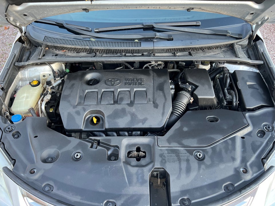 Toyota Avensis 1,6 VVT-i T1 stc. 5d