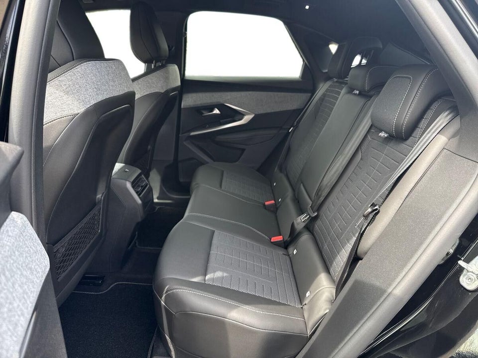 Peugeot e-3008 77 GT Pack 5d
