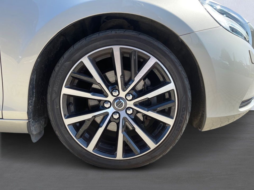 Volvo V40 2,0 T3 152 Momentum 5d