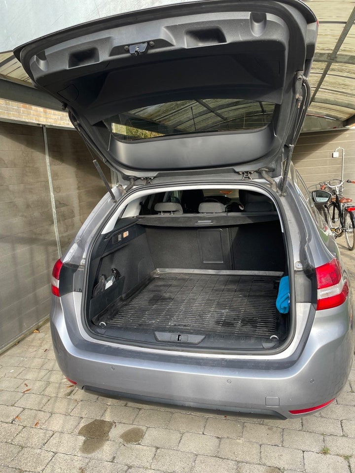 Peugeot 308 1,2 e-THP 130 Allure+ SW 5d