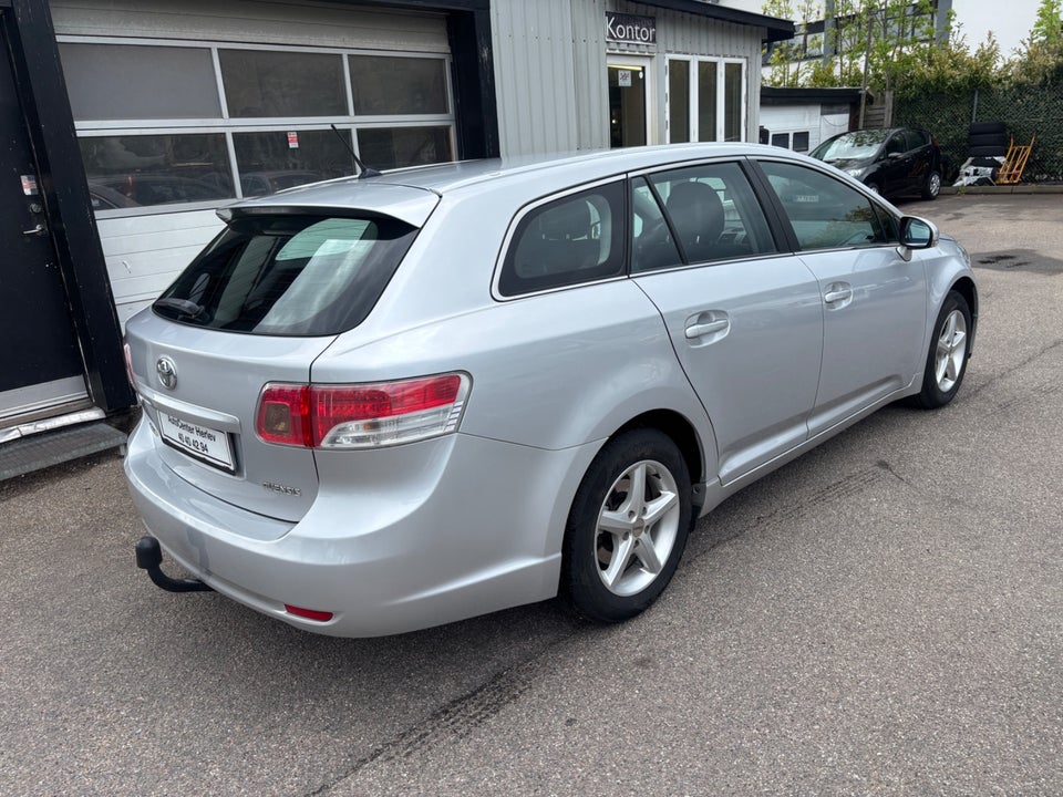 Toyota Avensis 1,8 VVT-i T2 stc. E-CVT 5d