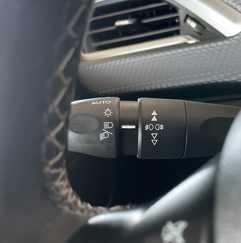 Peugeot 2008 1,2 PureTech 110 Prestige Sky 5d