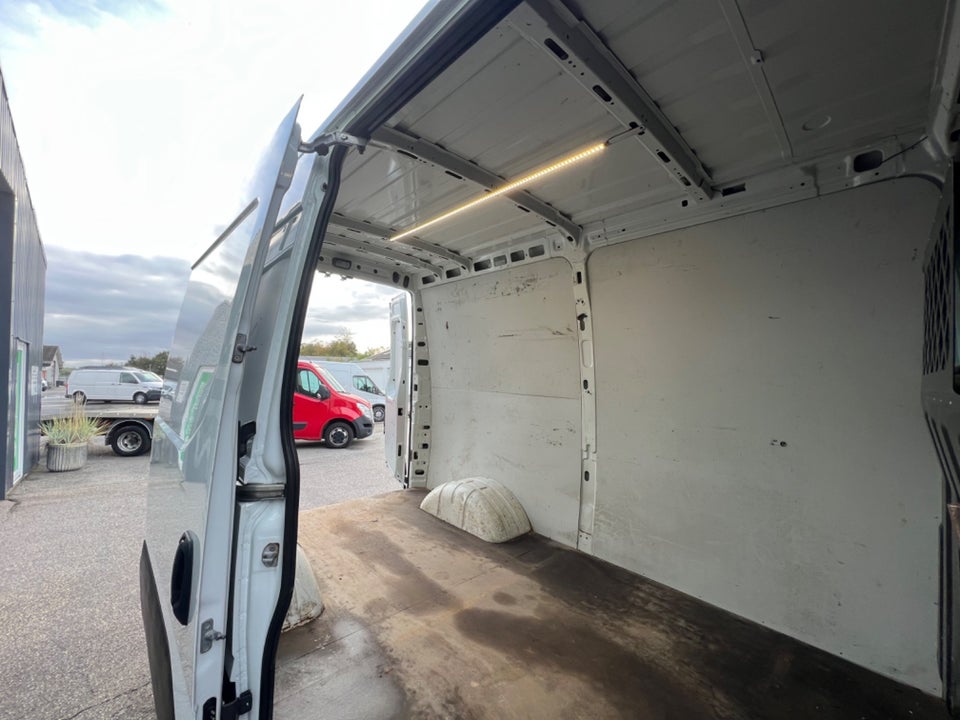 Iveco Daily 2,3 35C16 12m³ Van AG8