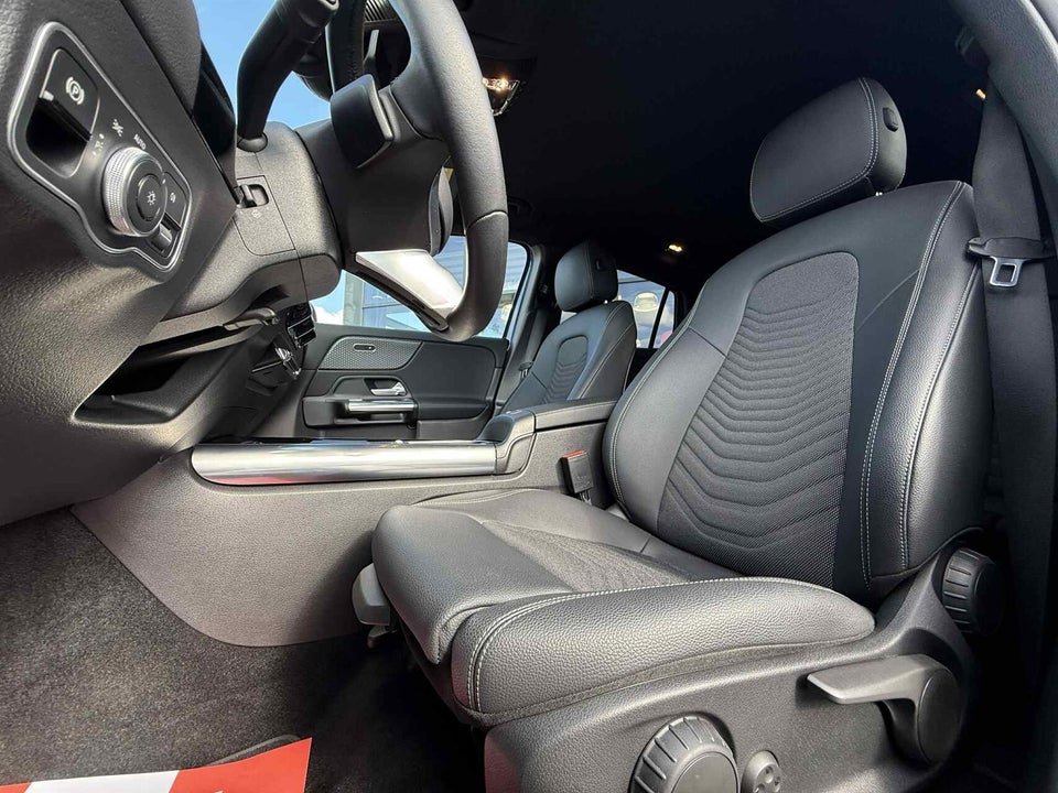 Mercedes EQA300 Progressive 4Matic 5d