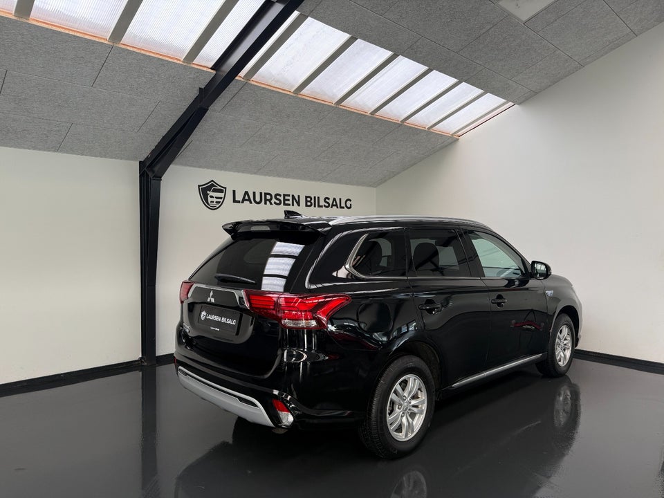 Mitsubishi Outlander 2,4 PHEV Invite CVT 4WD 5d