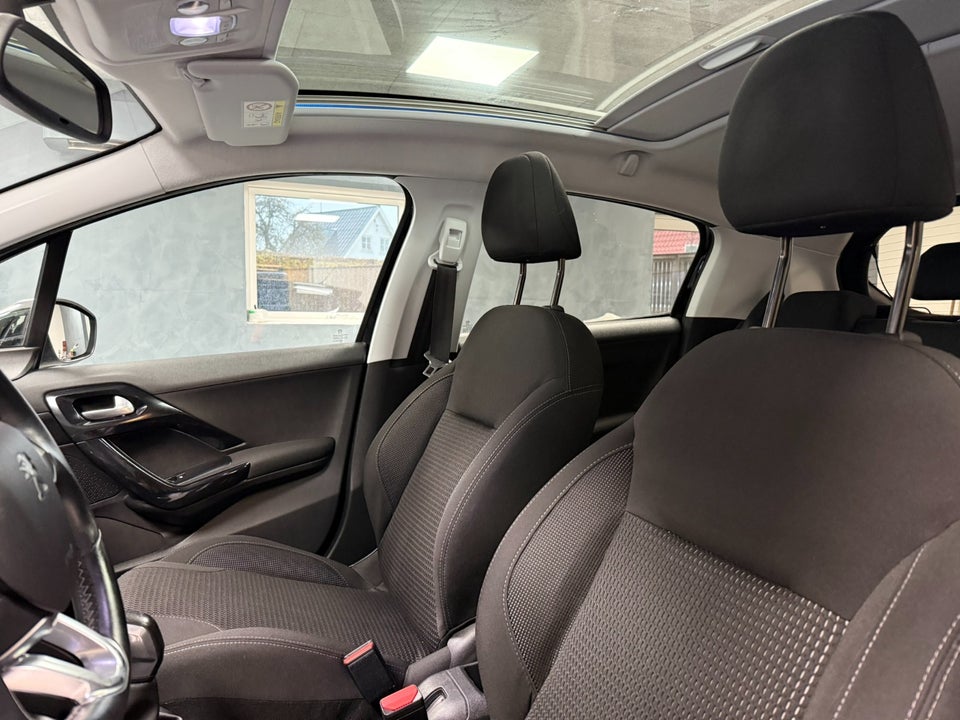 Peugeot 208 1,2 PureTech 82 Allure Sky 5d