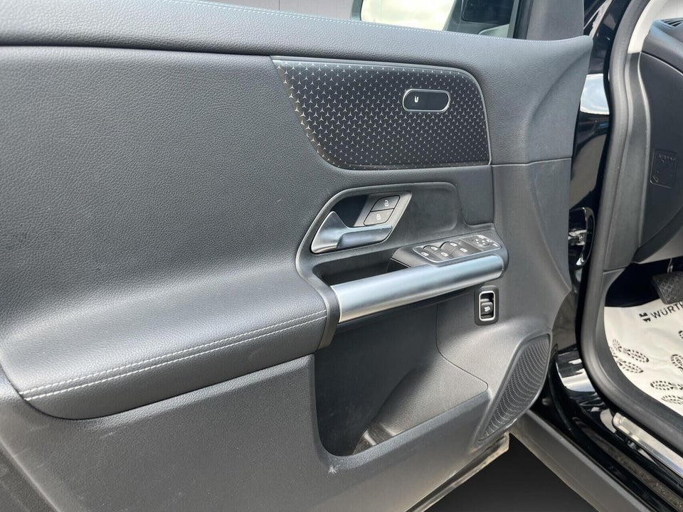 Mercedes EQA300 4Matic 5d