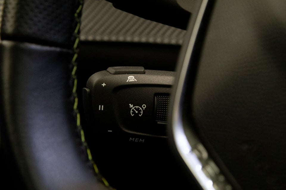 Peugeot e-208 50 GT Sky 5d