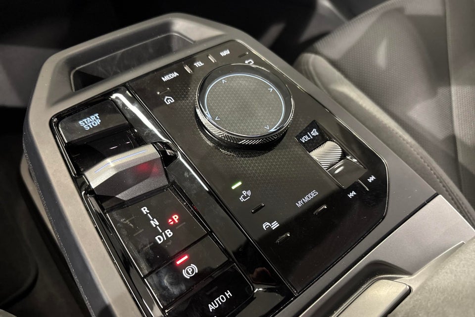 BMW iX xDrive60 Fully Charged 5d