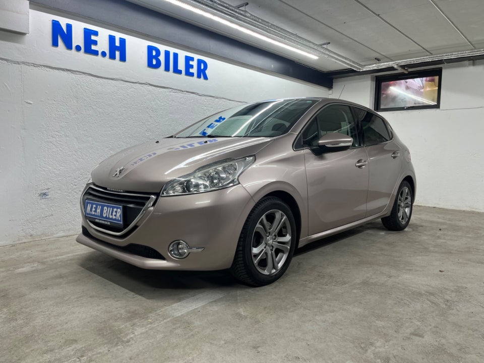 Peugeot 208 1,2 VTi Allure Sky 5d