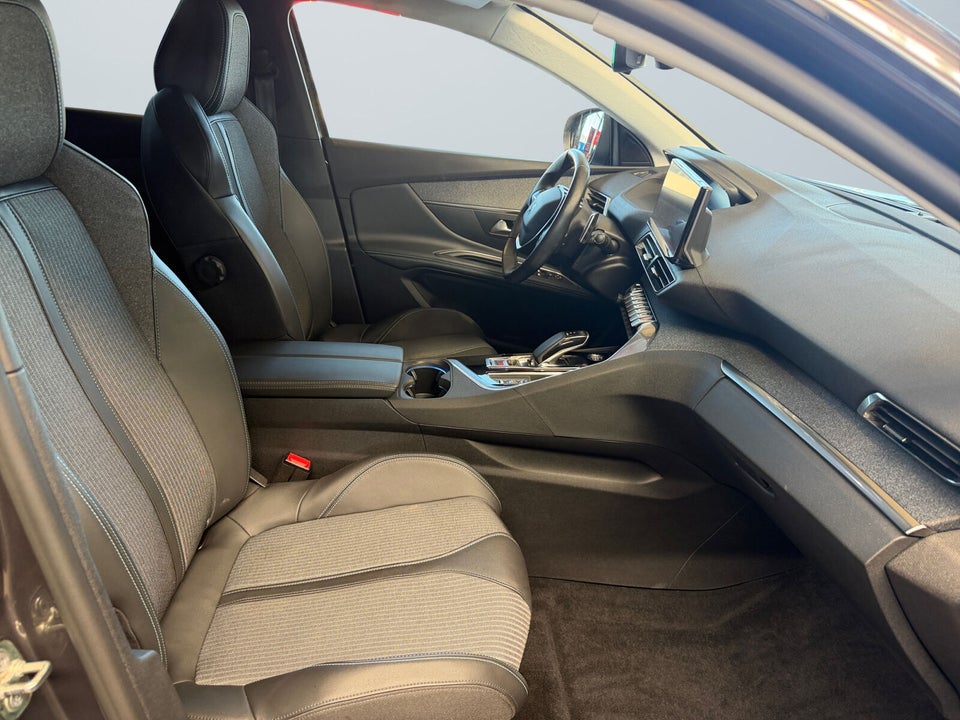 Peugeot 3008 1,6 Hybrid4 Allure Pack Limited EAT8 5d