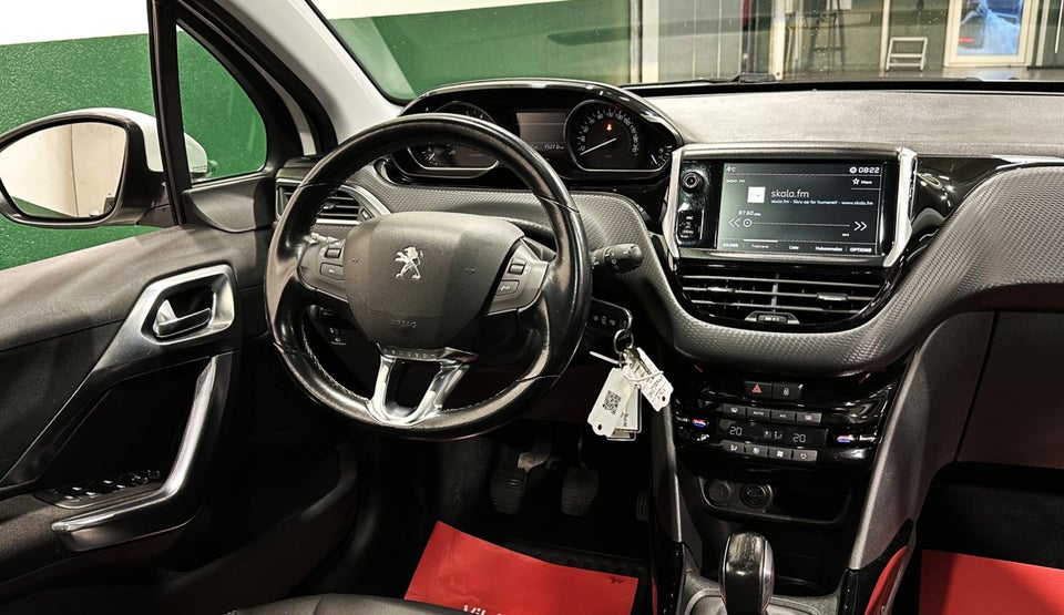 Peugeot 2008 1,2 e-THP 110 Allure Sky 5d