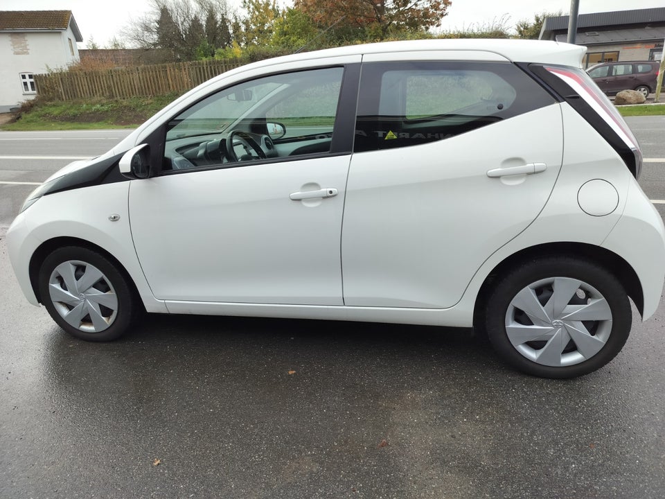 Toyota Aygo 1,0 VVT-i x-play x-touch 5d