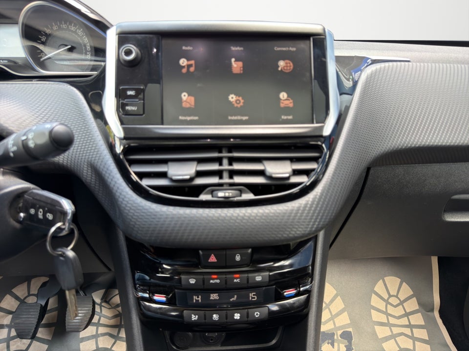 Peugeot 2008 1,2 e-THP 110 Allure Sky 5d