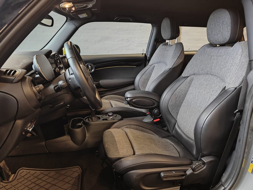 MINI Cooper SE Essential 3d