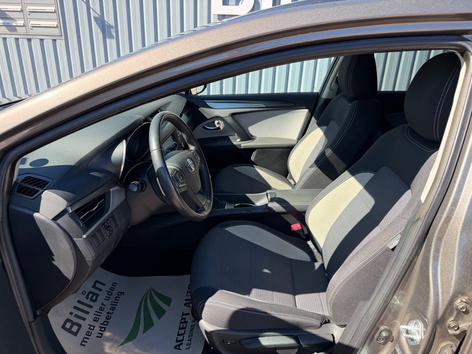 Toyota Avensis 1,8 VVT-i T2 Premium Touring Sports 5d
