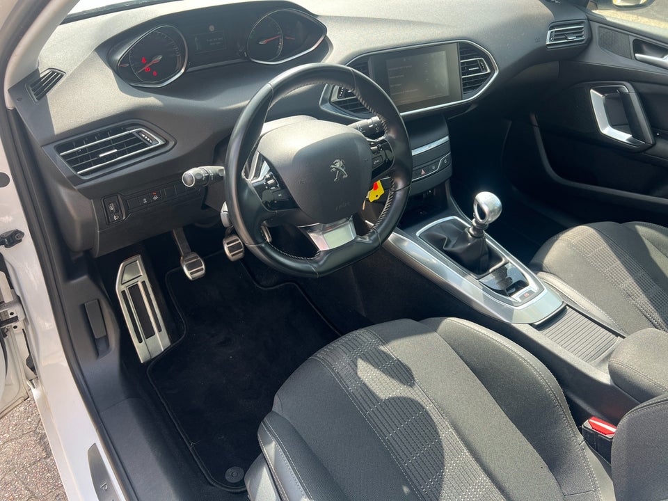 Peugeot 308 1,5 BlueHDi 130 Allure Sky 5d