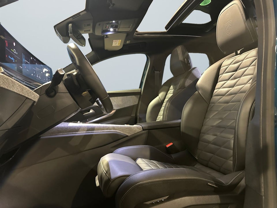 Peugeot e-3008 77 GT Pack 5d