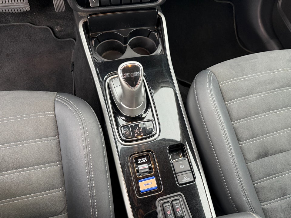 Mitsubishi Outlander 2,4 PHEV Invite CVT 4WD 5d